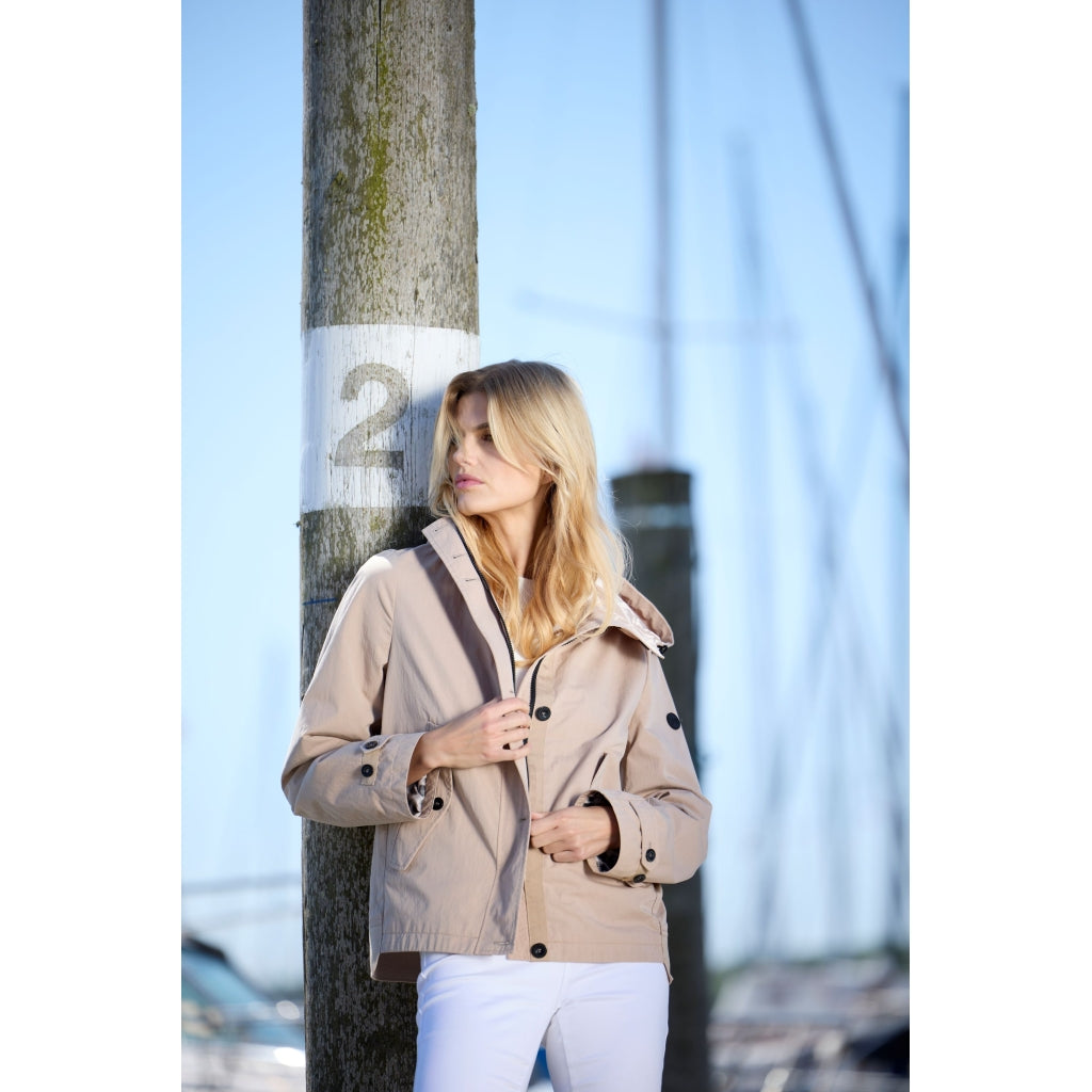 Junge Naomi Kv. 46 12-Sand